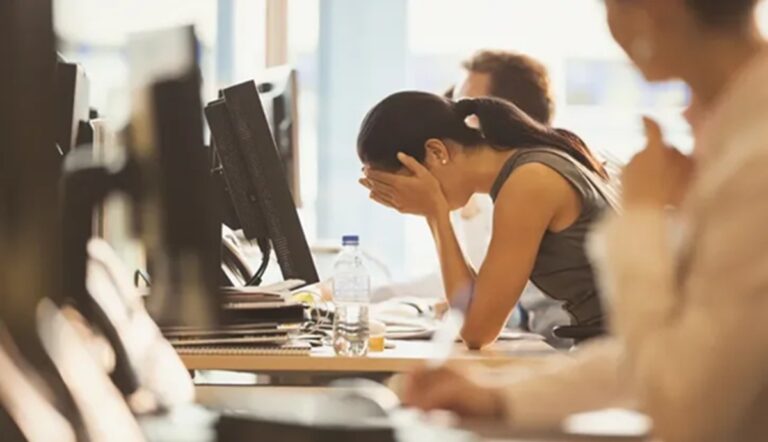 Você pode estar com burnout e não sabe — os sinais começam de forma discreta