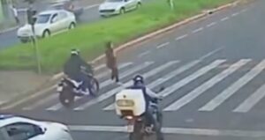 Motociclista avança sinal, atropela mulher na faixa e gera indignação em Ribeirão Preto
